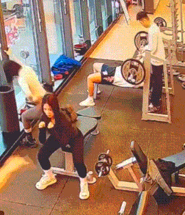 教练咋还四处乱看呢？你的学员一会儿累吐血了