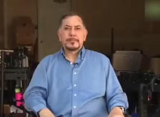 香港艺人黄秋生在网络上录制了一个视频，他人目前应该是在加拿大，他说想回到香港工作