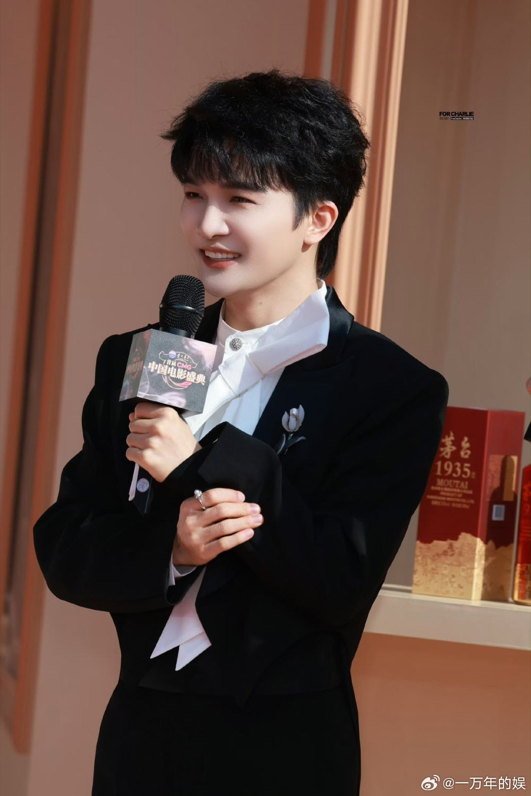 周深胸前是什么周深把自己打包成了个礼物春天的礼物已送达！周深红毯蝴蝶结造型精致