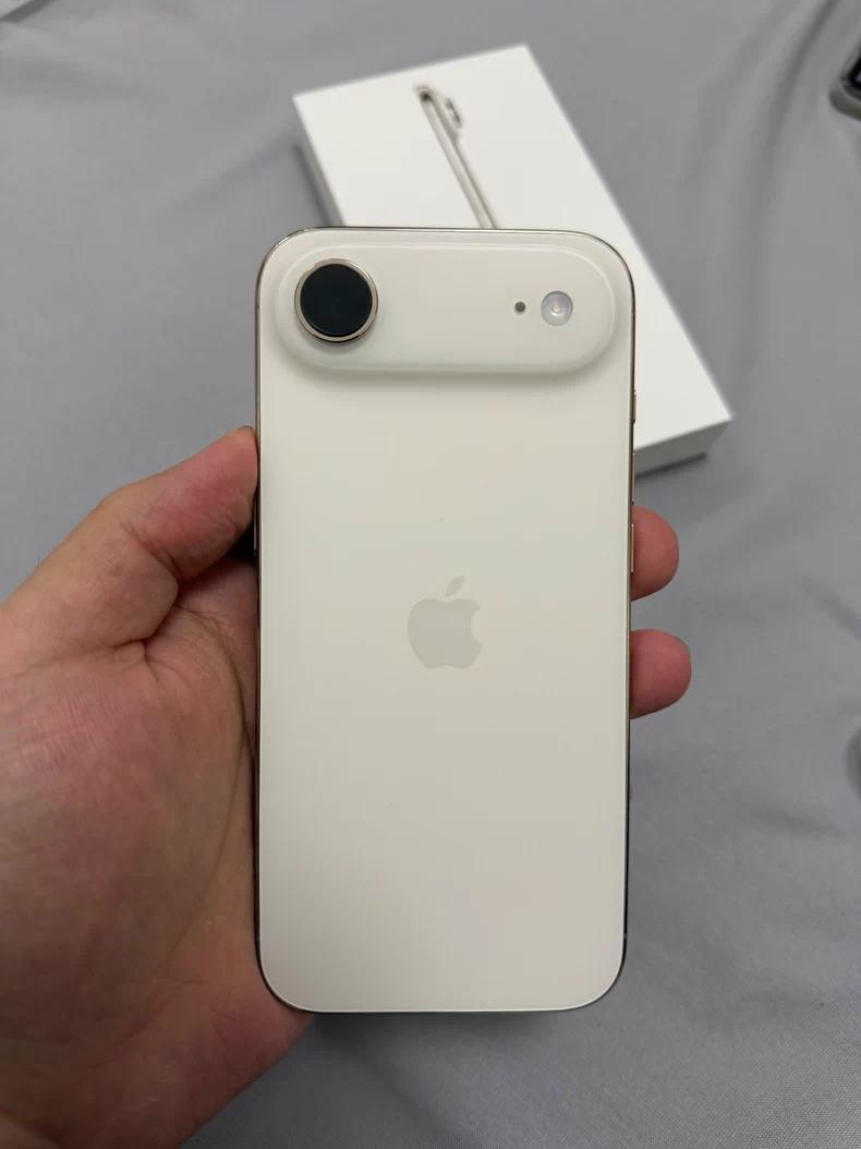 刚看到媒体报道，华强北的商家现在都不愿意回收iPhoneAir了，认为这玩意“