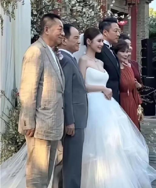 汪小菲和马筱梅婚礼当天，看着父母合影的站位，才知道原来马筱梅的父母，真的很体