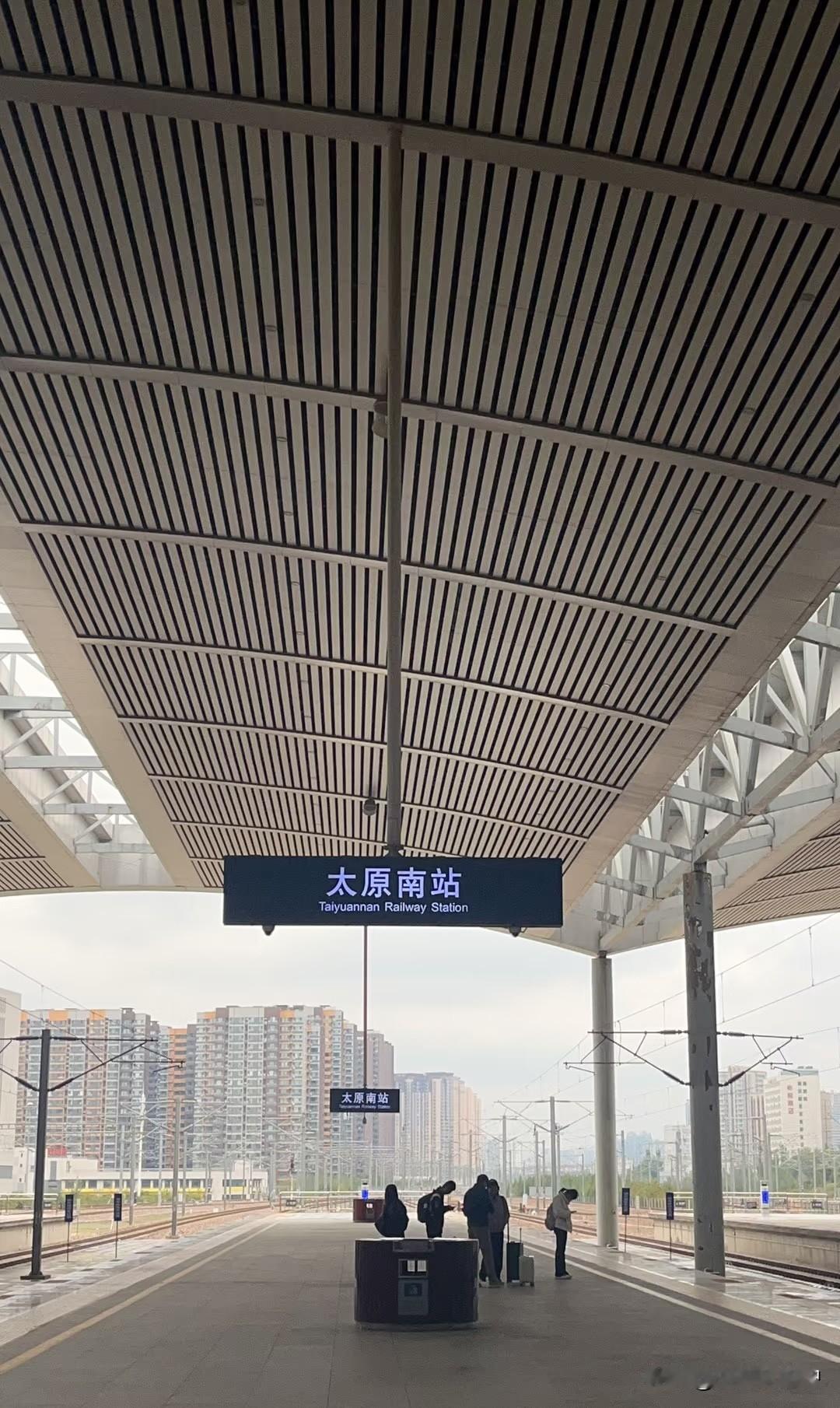 前两天朋友来太原南站时，对着我一顿“吐槽暴击”：“你们这地下通道是按迷宫标准修的