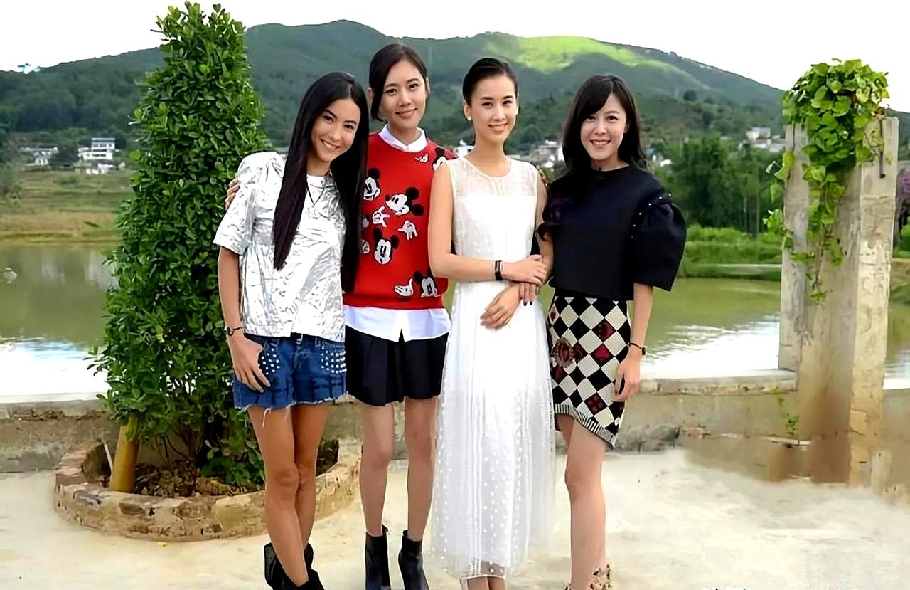 这样看张柏芝还不如黄圣依亮眼10年前四人合影里有张柏芝，另外两位不认识，