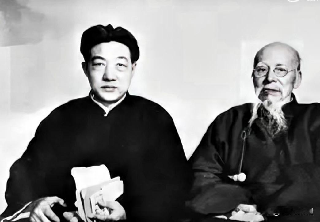一次画展中，徐悲鸿留意到角落齐白石的《虾趣》，当即上调画作定价，将其与自己的作品