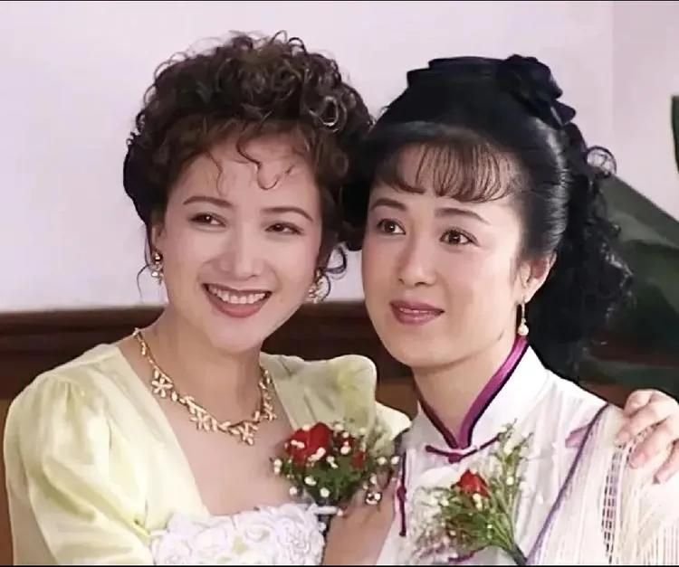 何晴和傅艺伟这对绝色佳人，一个温润似玉，一个灿烂如花。都说美人相嫉，同行相轻。