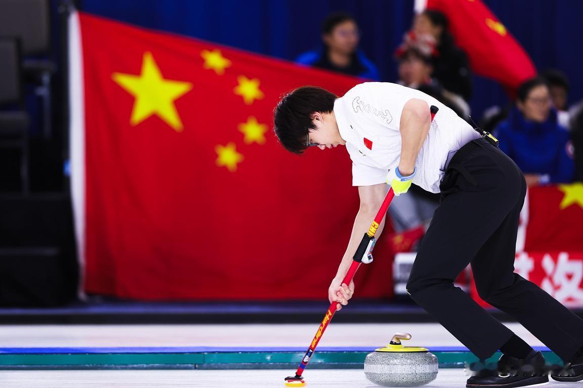 中国男女混合冰壶队痛失晋级2026米兰冬奥会入场券在与韩国队争夺决赛权的比赛中