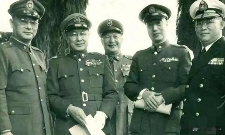 粟裕打了一辈子仗，说国军有三个人最难对付，薛岳张灵甫都排不上号，有一个让他连吃三