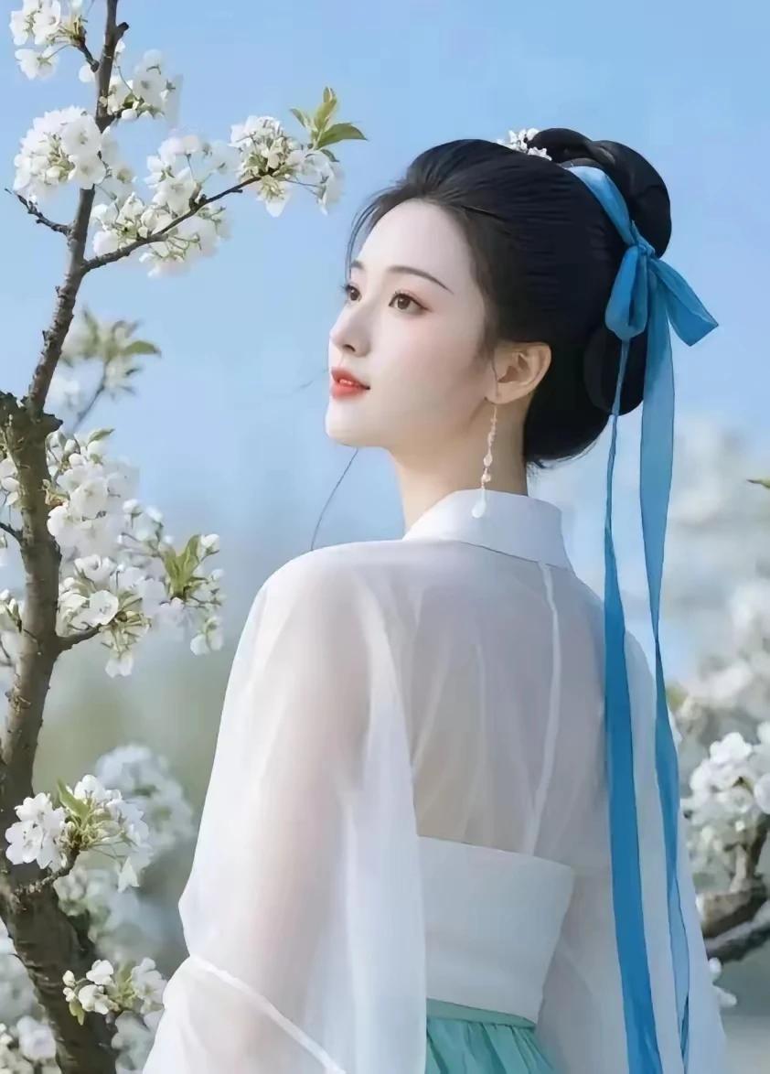 上联：此生与你共白头；下联：但愿天涯同此时。