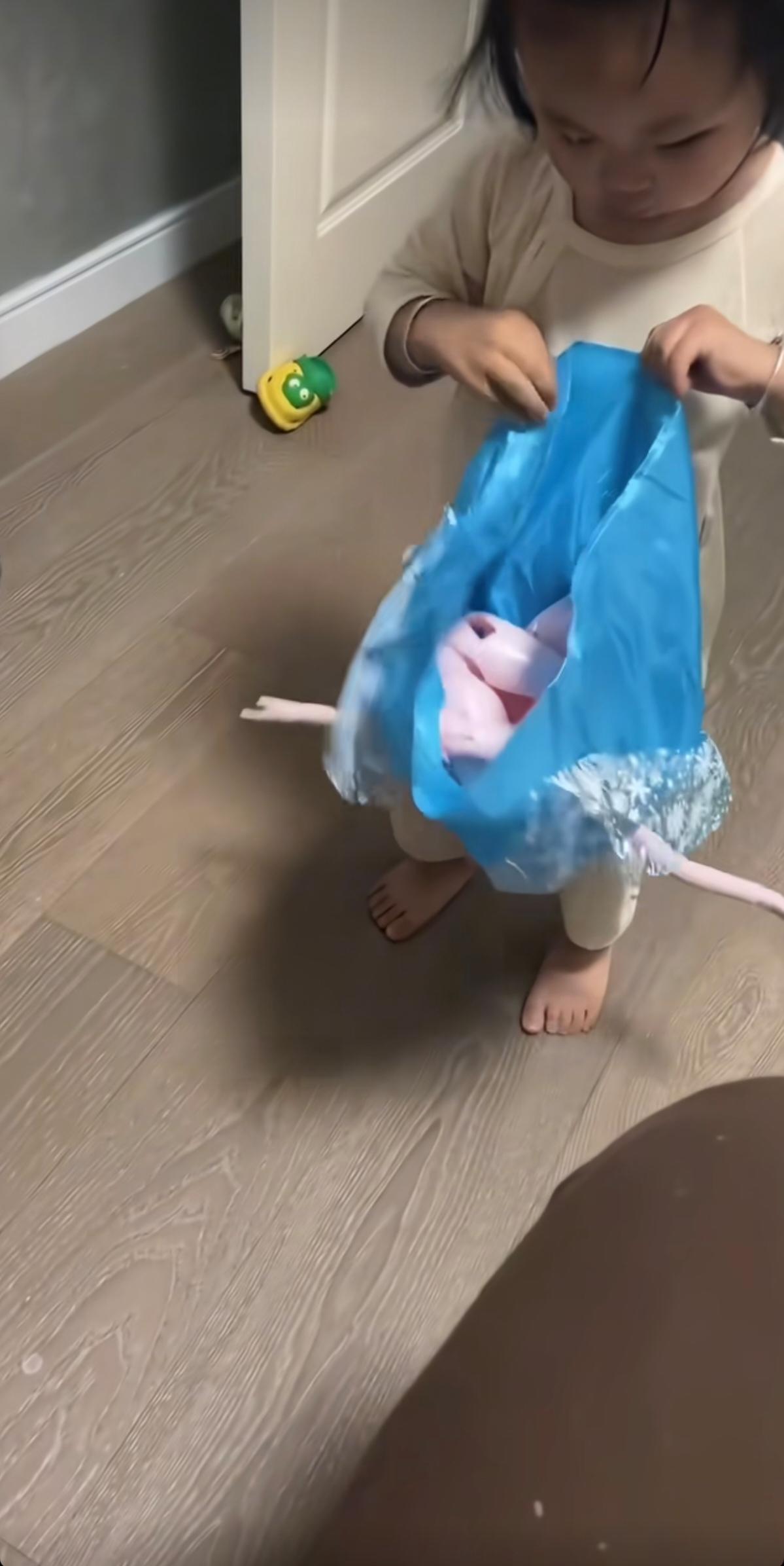 心疼，爸爸心情不好发脾气，摔碎了女儿最心爱的娃娃，女儿没有哭闹，只是小心翼翼用娃