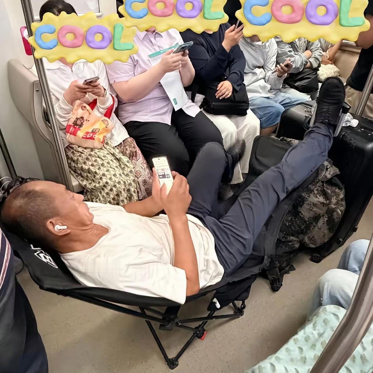 地铁当众躺平，心理素质属实太强地铁6号线遇上离谱一幕，乘客直接躺在车厢中间