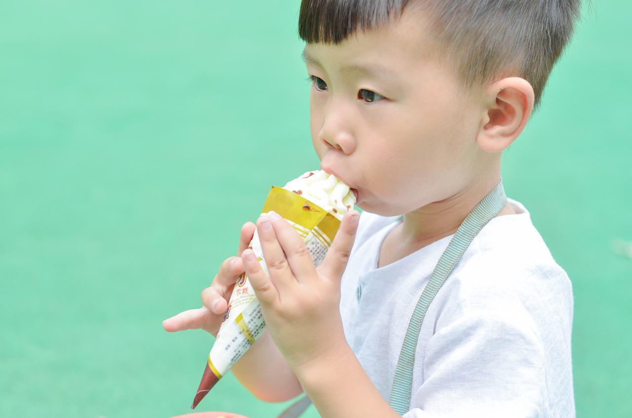 孩子出现这种症状有可能会是肠梗阻, 家长不可大意