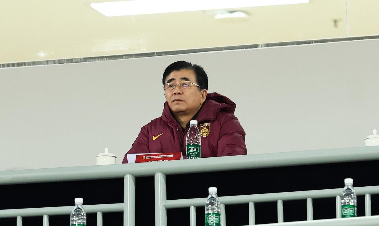 中超联赛球队在亚洲赛表现拉胯，中国足协是时候全面放开外援，同时搞跨年赛制，要不中