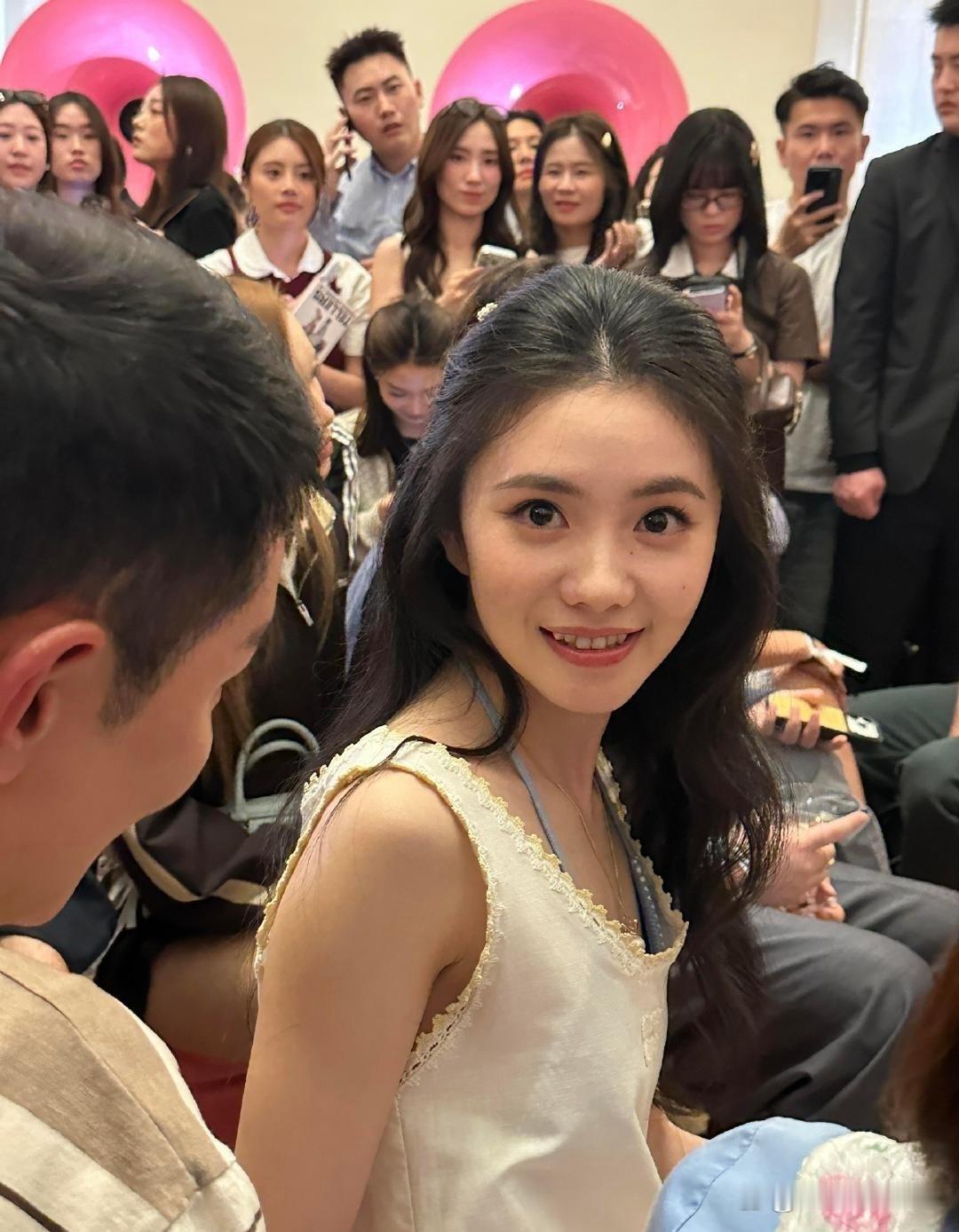 内娱反向修图第一人非刘浩存莫属！MiuMiu上海展生图爆上热搜，她的眼睛居然比官