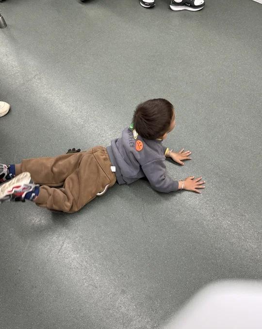 我不理解……🚇为啥可以放任几岁的孩子在地铁地上爬来爬去……理解不了一点我