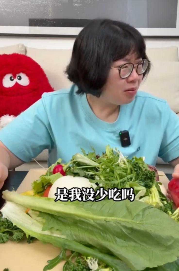 从2025年4月的69.75公斤，到2026年3月的68.3公斤。她无奈表示，