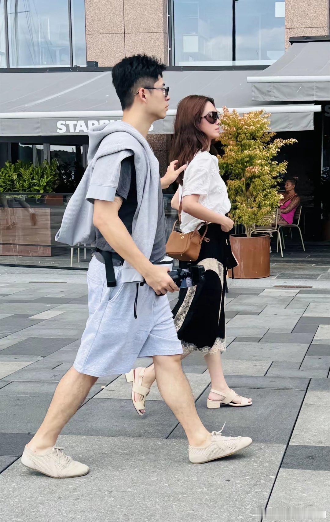 杨采钰和老公现身挪威，富二代老公好帅啊。7月12日，有网友在挪威偶遇杨采钰和她