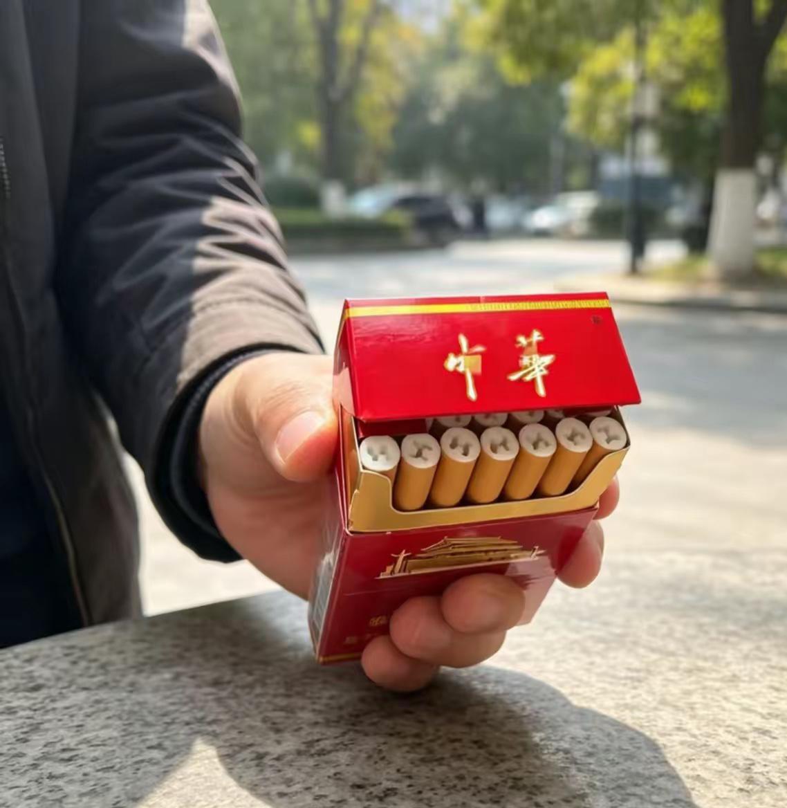婚宴桌上拿了包中华，拆开一看直接傻眼今天去参加朋友儿子的婚宴，场面办得热热闹