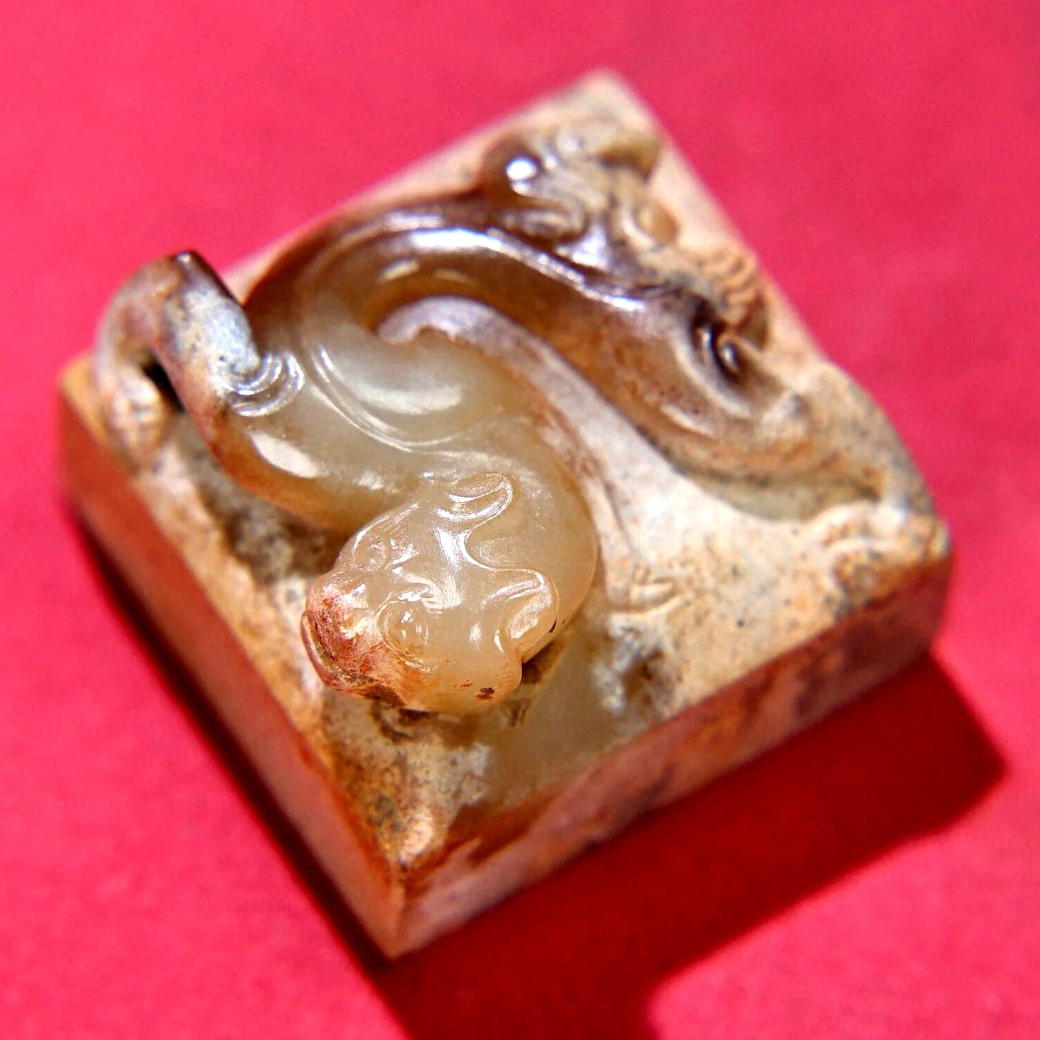 高古玉汉代螭龙扭印，供大家欣赏。上海