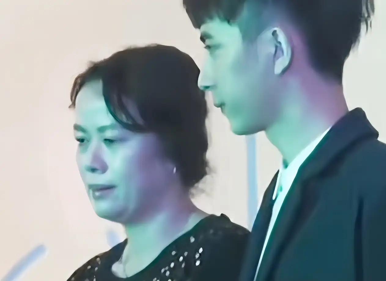 看小🐟妈妈当初和他同台，据说是节目组特意安排小鱼的妈妈和他在节目中见面的，女主