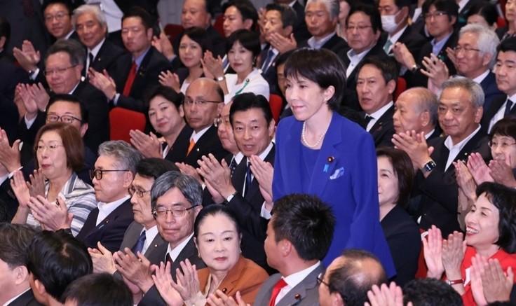 关键指标99%，高市早苗兴奋地“山呼万岁”，麻生：中方不足畏惧高市早苗突然迷之