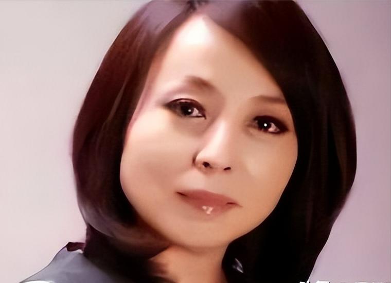 50岁郑州女富豪执意嫁给小19岁打工小伙，甚至冒着生命危险通过试管生下三胞胎，一