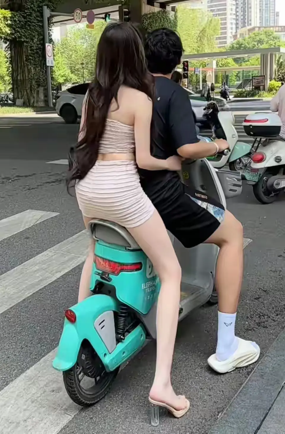 穿裙子骑车确实不是很方便啊，你觉得呢？