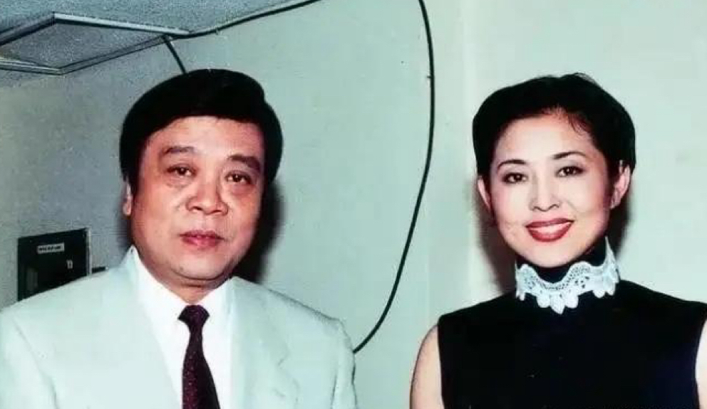 1993年，51岁的赵忠祥，反对34岁的倪萍参评正高职称，他拍着桌子喊：“我当主