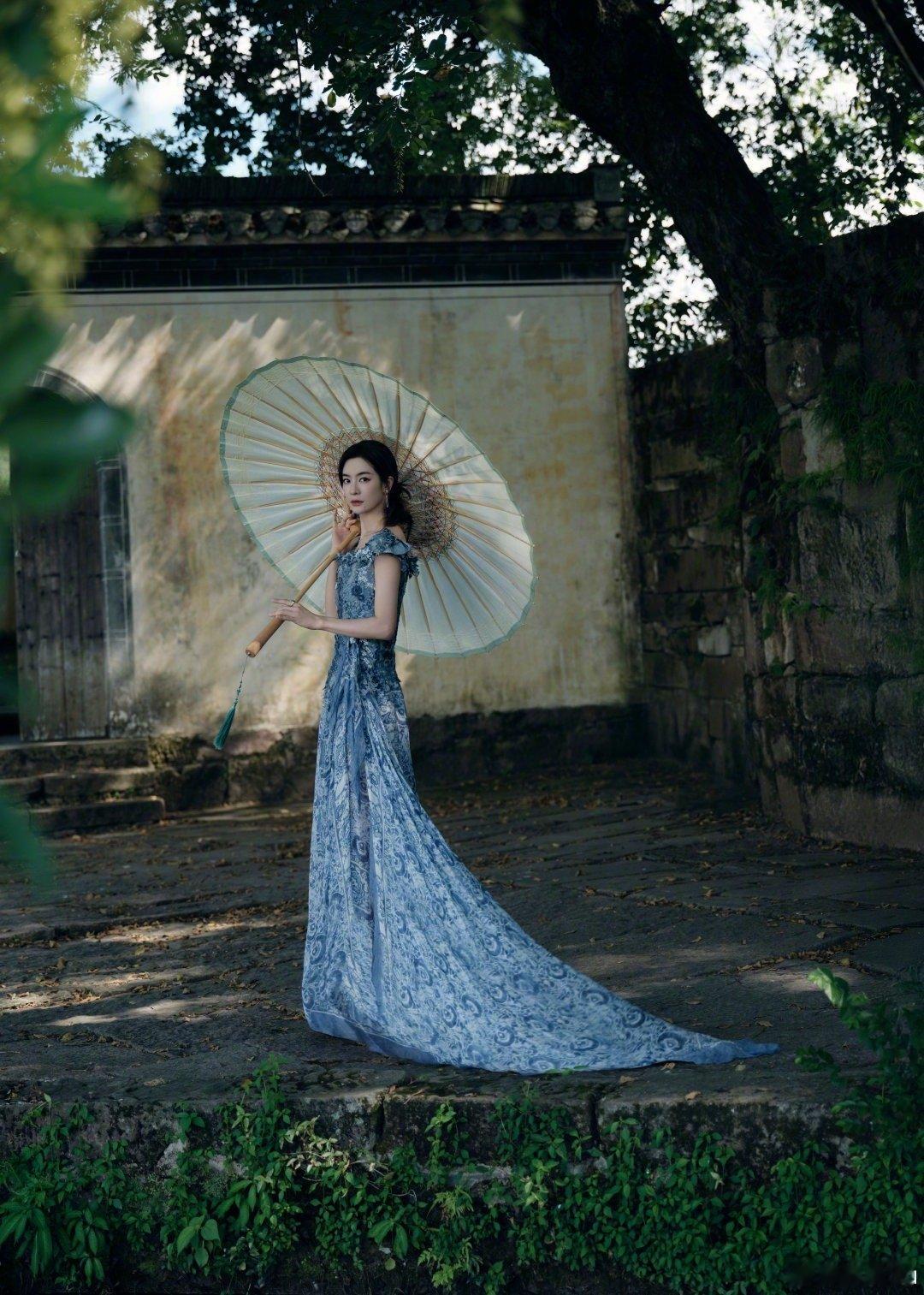 李晟撑油纸伞李晟新中式低盘发李晟最新大片，姐姐新中式低盘发发型太美了吧！​​​