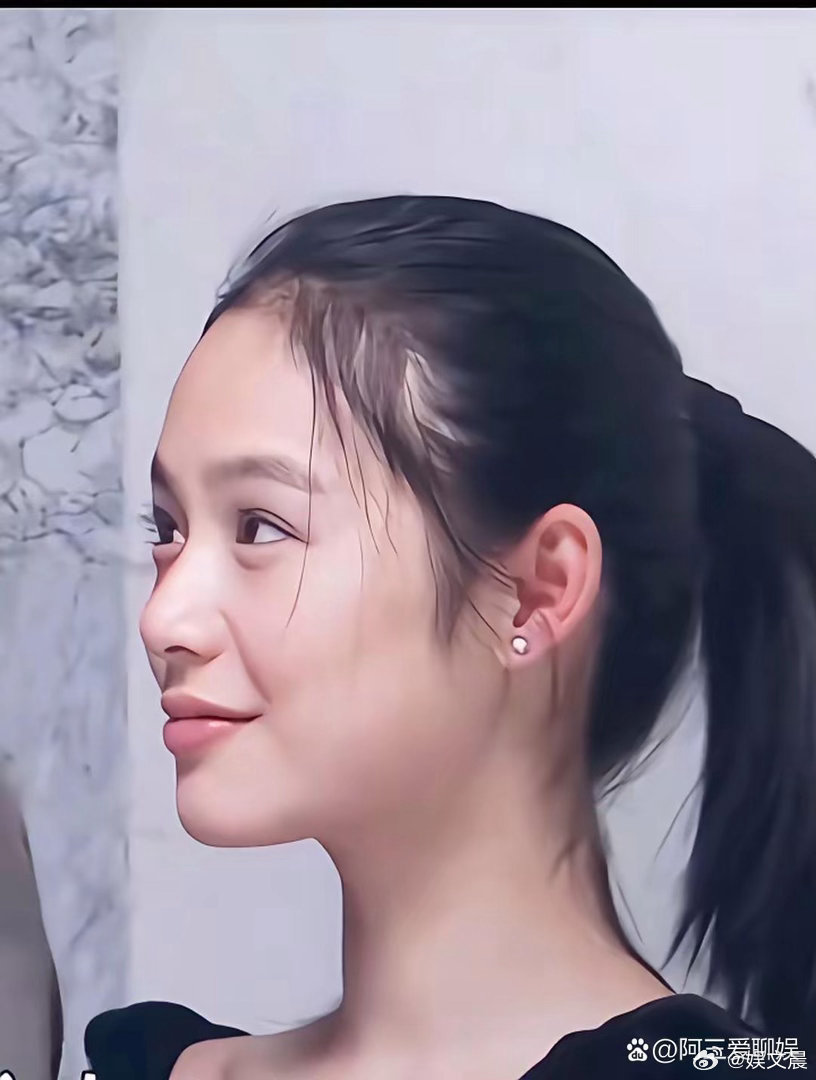 见过周韵的容貌才懂得，有一种美自带沉静力量，让人不知不觉为之沉沦。​​​