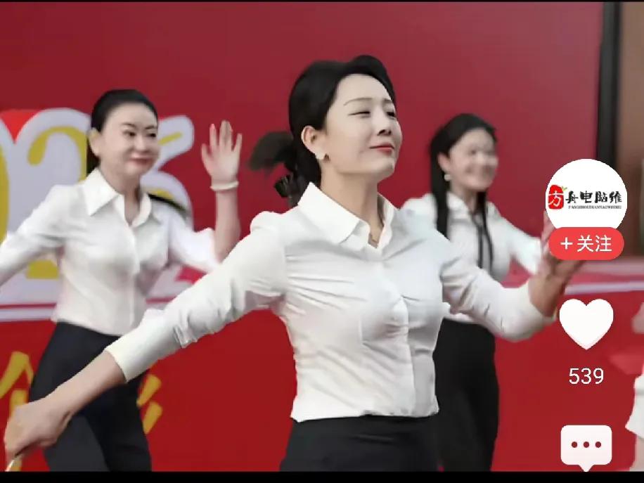 一大早就刷到吕梁博主发布的一段舞蹈，她们身穿白色衬衣、黑色裤子，背景幕布是红