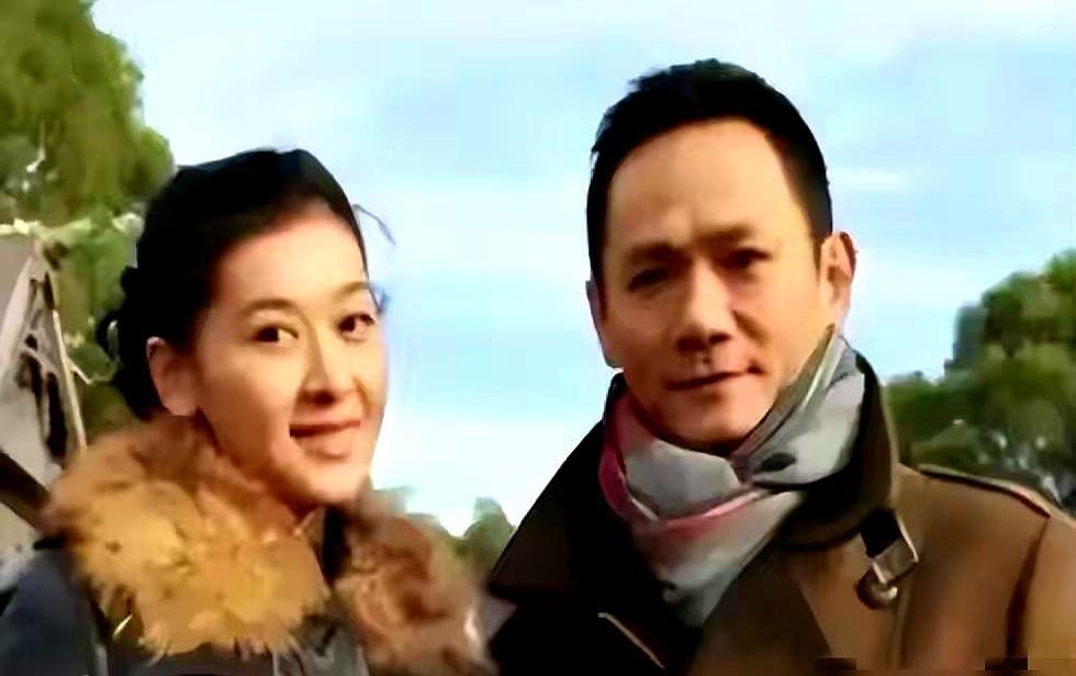 他在妻子葬礼上发誓永不再娶。17年过去了，全娱乐圈都在等他食言，他却一声不吭地做