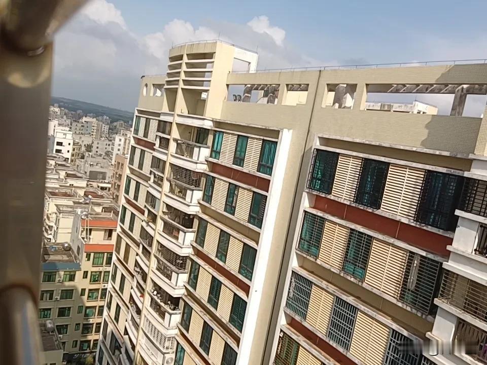 我同事刚结婚，现在就要离婚。因为她们1月6日结婚后，两口子就出去度蜜月了，可没