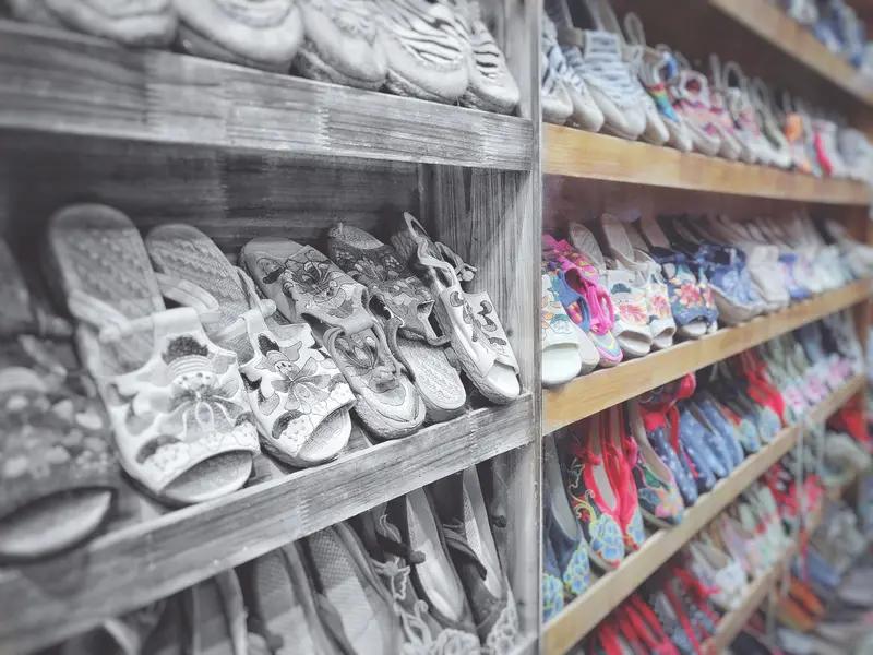 一双鞋售价7900元。这差不多能买5瓶茅台酒了。这么贵，这哪是穿在人脚上的鞋