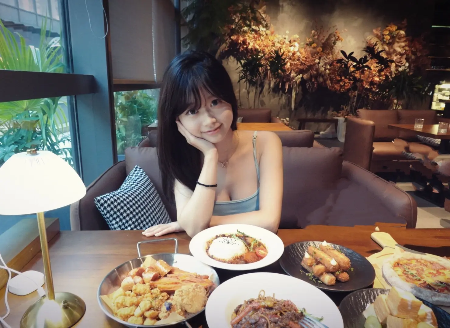 突然翻到前女友之前留在我手机里的照片 照片里的她看起来好可爱好 后悔当时和她分开