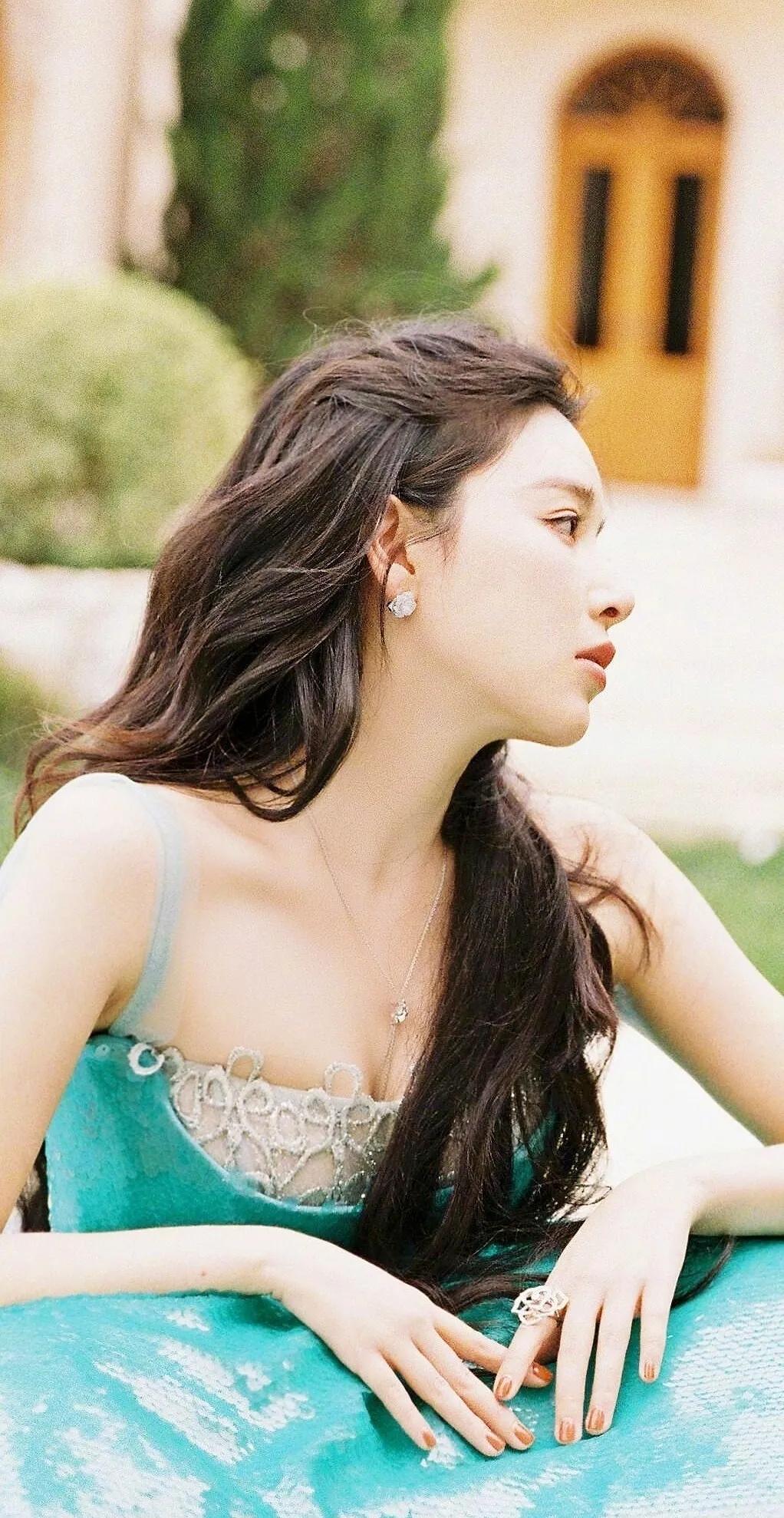 女星写真｜阚清子，碧波光影间的优雅。