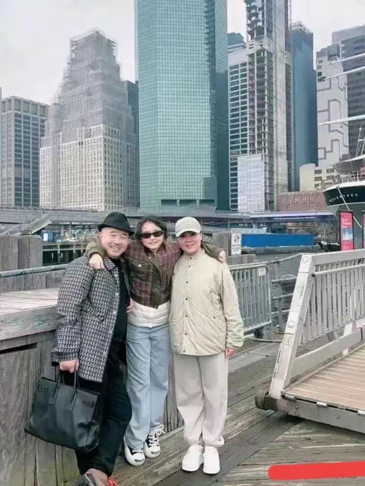 在美国纽约街头偶遇的这一家三口，很可能是吴彦祖一家。有网友在那偶遇过吴彦祖、他老
