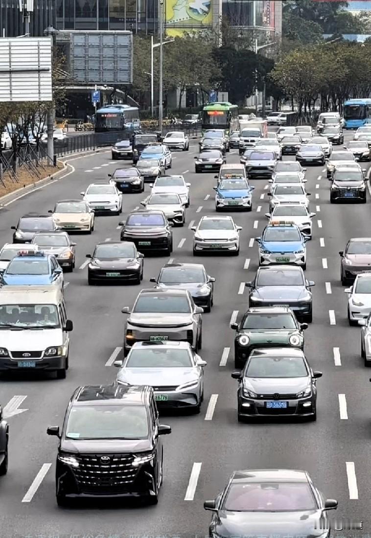 女子39岁，和老公结婚17年了。老公是做工地的，一年能赚三四十万。但她老公赌，