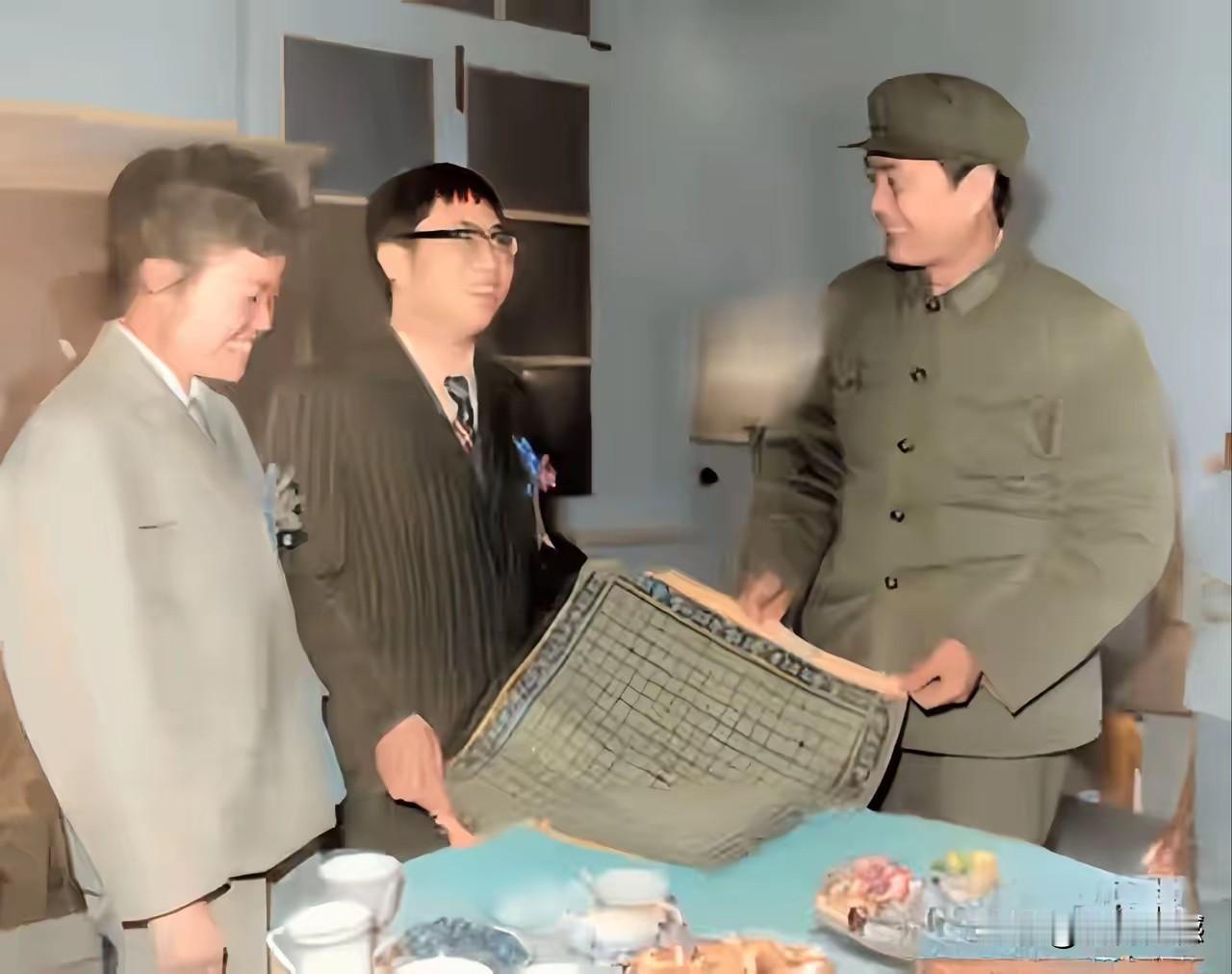 这是聂卫平先生和孔祥明结婚时的画面，时间是1980年，距今已经46年了，聂卫平先