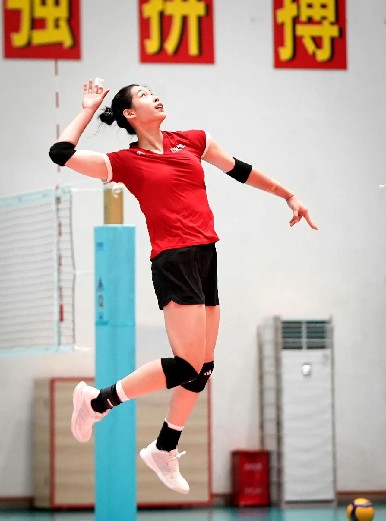 【中国女排双子星持续闪耀】新组建的这一支中国女排队伍中得分最多的两位一般就是两
