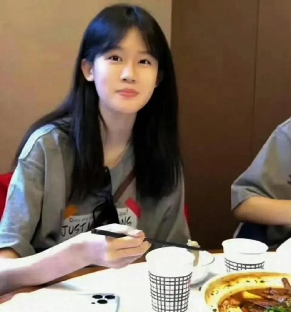 #陆毅鲍蕾太会养女儿了#第一次见到一家人共用“同一张脸”的！贝儿和妹妹完美遗传