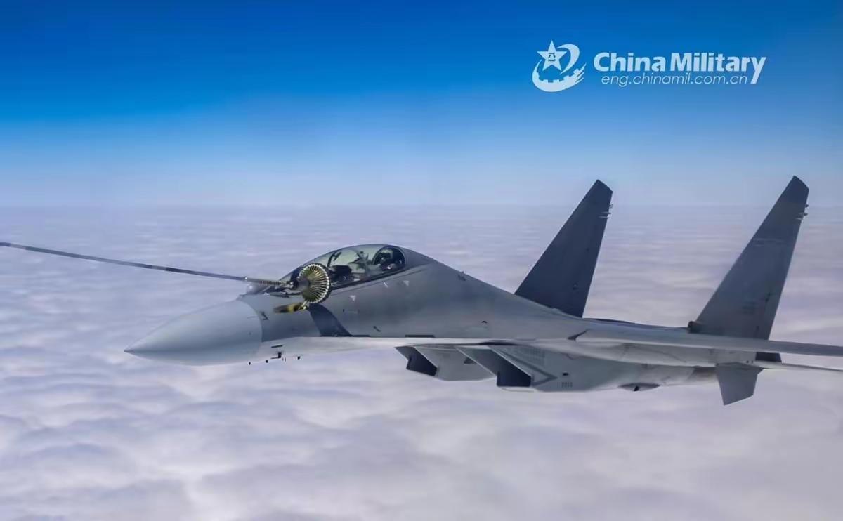 不考虑体系、仅论单机对抗，结论明确：超视距歼-16占优（约7:3），近距格斗歼-