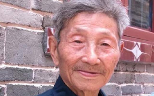 1979年，一位老人为了证明自己是老红军，不顾危险在北京拦下一辆军官的车，眼看