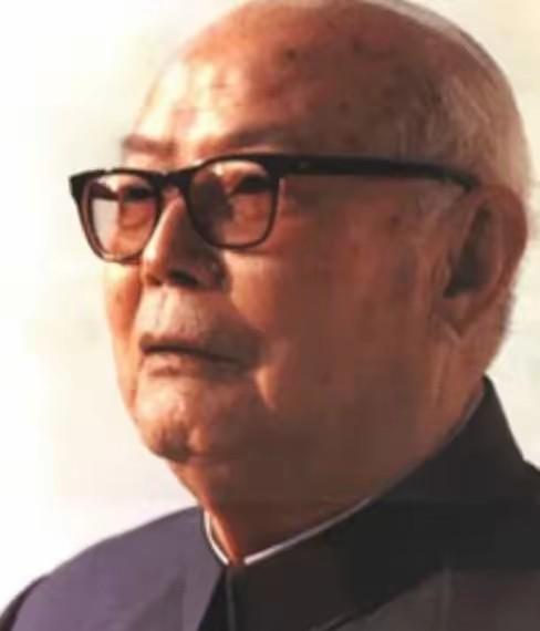 1978年，叶帅连夜紧急叫来华国锋，并低声告诉他，必须要顺应新的形势了，出人意料