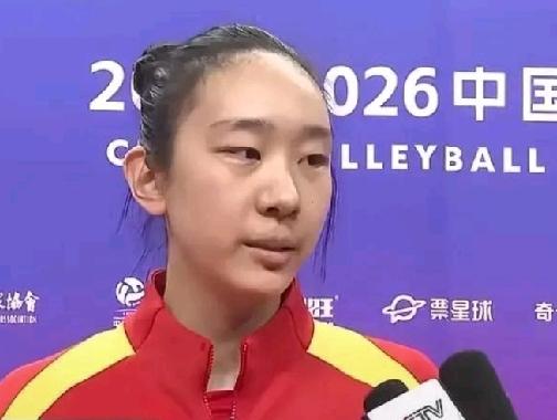 沉寂了一个赛季的万梓玥在半决赛的主场比赛中，被施海荣委以重任，搭档杨佳成了江苏女