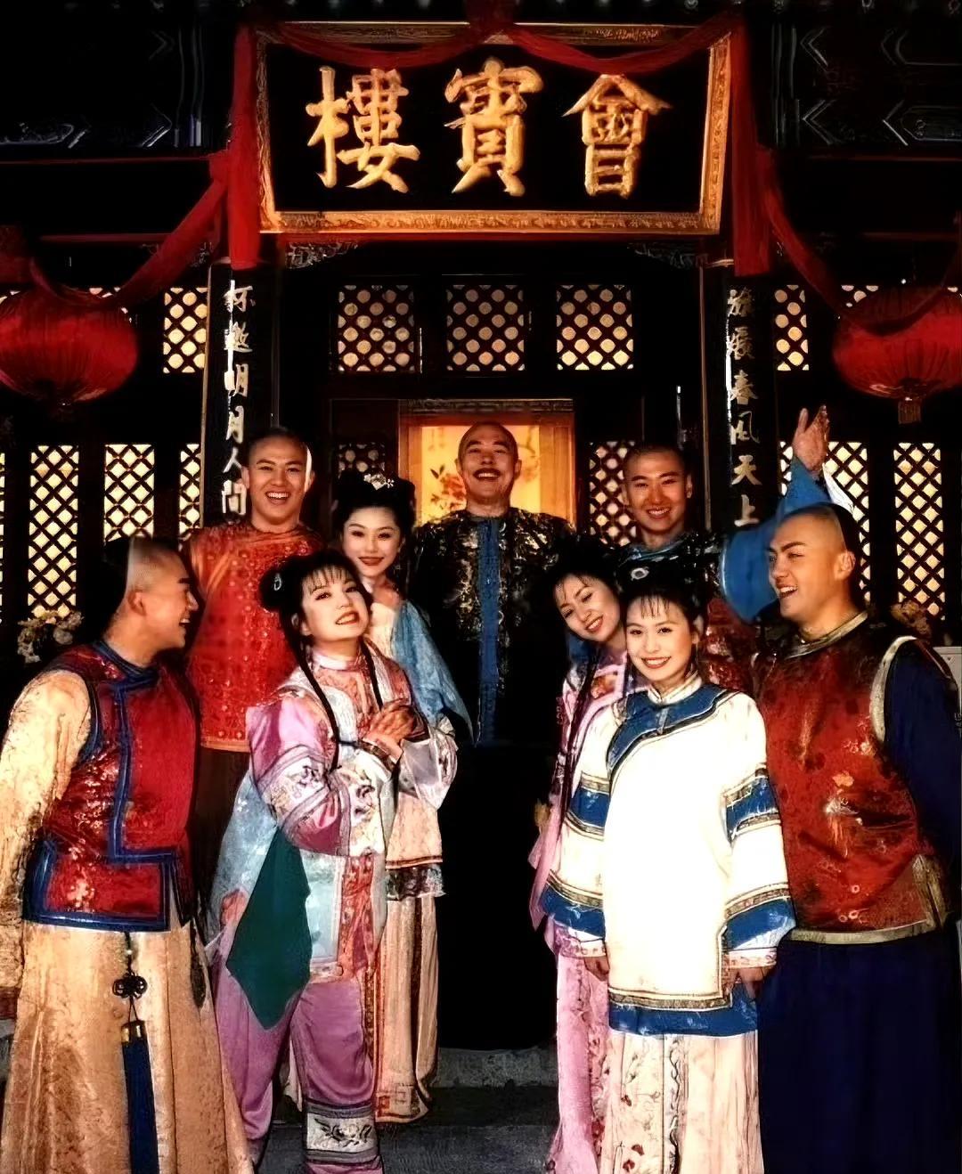 这张照片每个女性的妆造都比小燕子好看小燕子是唯一一个主角但是妆造被配角碾压