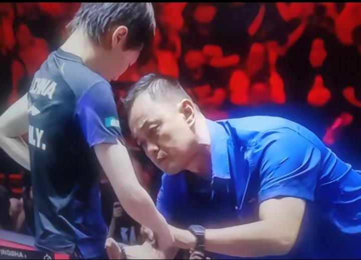 这可真是丢人丢到国际上了！3月1日，WTT新加坡大满贯女单决赛，国乒队员孙颖莎