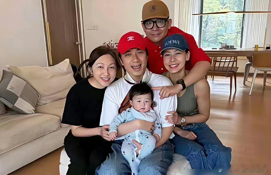 57岁生二胎，这不是母爱，是玩命。古巨基老婆陈韵晴，57岁。她生第一胎时53，