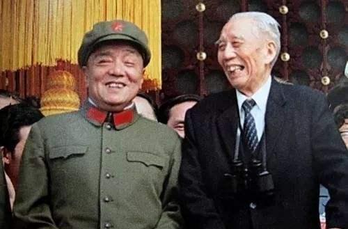 1984年，杨尚昆和王震，在北京出席国庆35周年庆典期间，留下的珍贵照片，杨尚昆