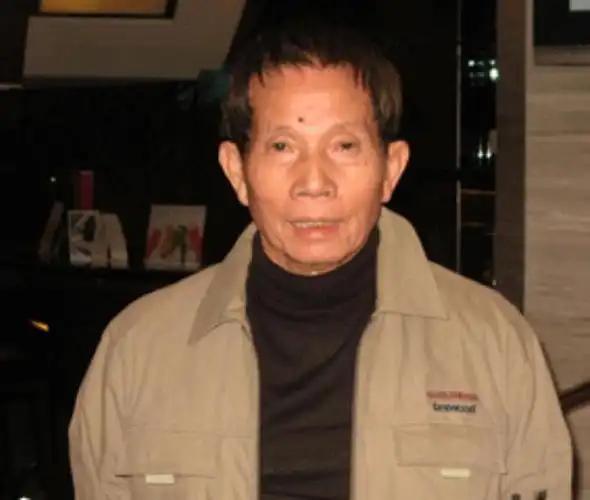 2001年，67岁的香港著名武术指导刘家良，提前结束工作回到家时，发现37岁的妻