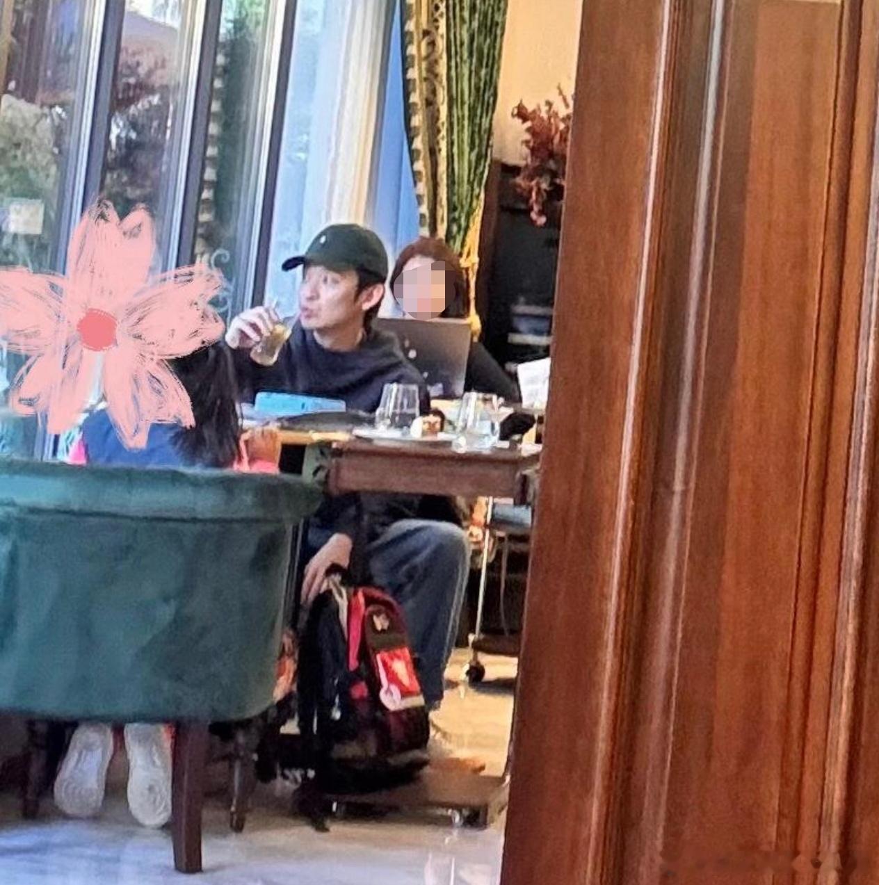 董子健带女儿喝下午茶董子健耐心的给女儿讲英语董子健带女儿喝下午茶，跟孙怡轮流带